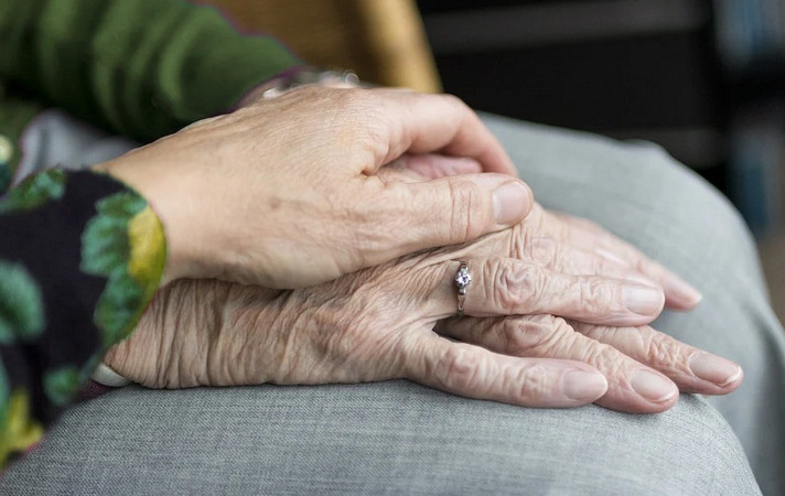 Дефицит фолиевой кислоты у пожилых людей может повышать риски деменции и смерти