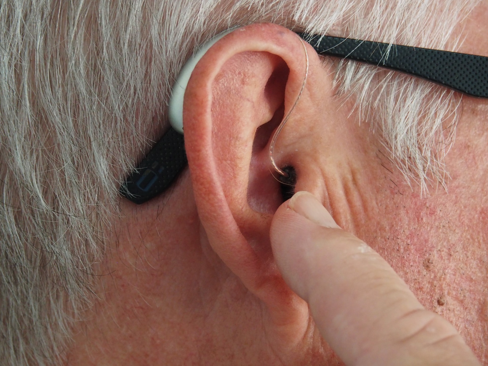 Использование слуховых аппаратов снижает риск развития деменции при нарушениях слуха