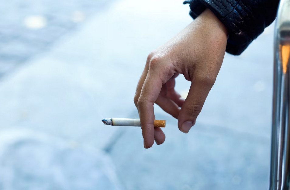 Курение повышает риск смерти от меланомы