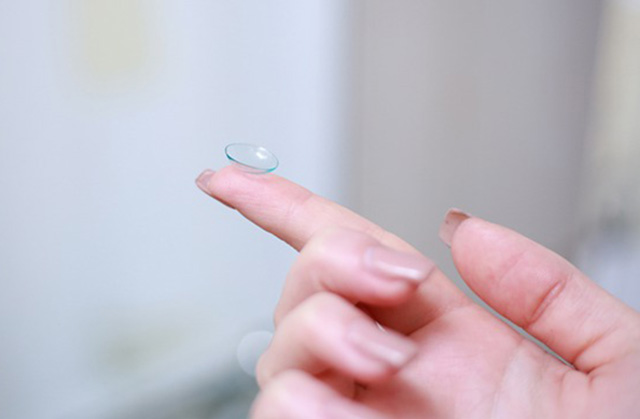 Использование многоразовых контактных линз повышает риск развития редкой глазной инфекции