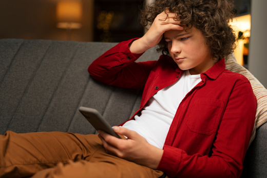 Смартфоны до 13 лет: угроза депрессии и тревожности у подростков