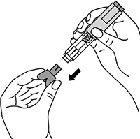 Непосредственно перед инъекцией одной рукой снять колпачок с автоинжектора, удерживая другой рукой его корпус.